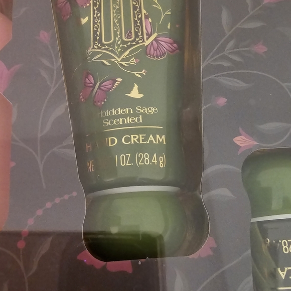 Wicked Gold and Pink Bath Set - Picture 10 of 11